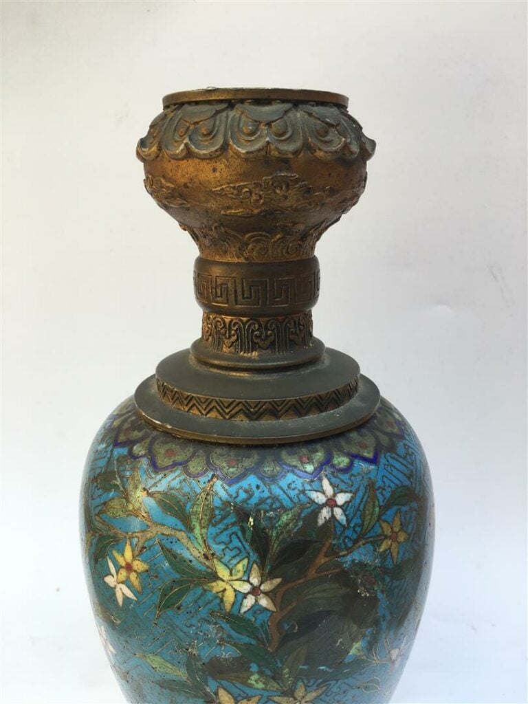 VASE EN EMAUX CLOISONNES MONTE EN LAMPE - Décor aux fleurs et rinceaux sur fond…