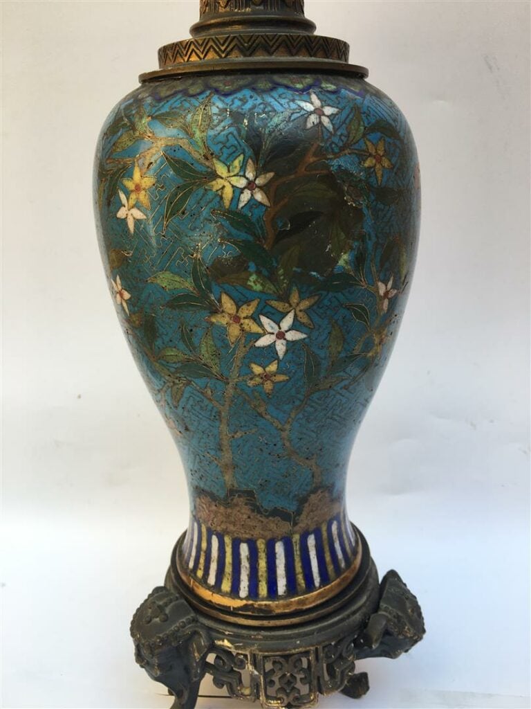 VASE EN EMAUX CLOISONNES MONTE EN LAMPE - Décor aux fleurs et rinceaux sur fond…