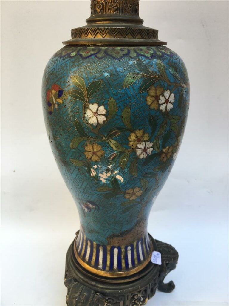 VASE EN EMAUX CLOISONNES MONTE EN LAMPE - Décor aux fleurs et rinceaux sur fond…