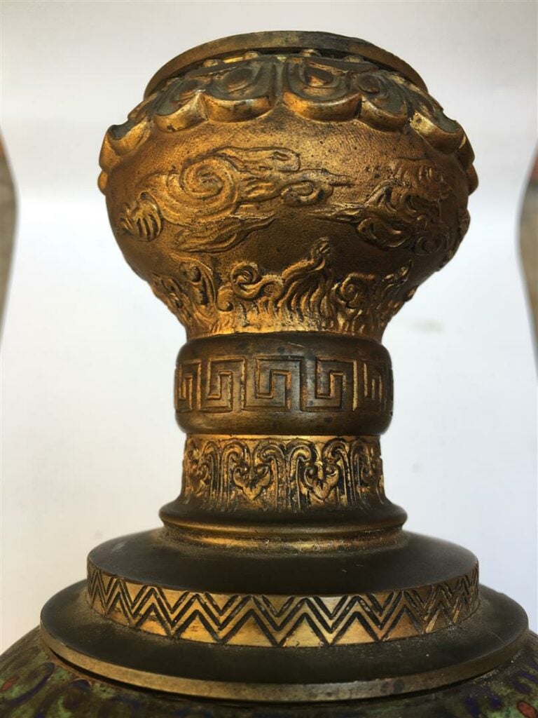 VASE EN EMAUX CLOISONNES MONTE EN LAMPE - Décor aux fleurs et rinceaux sur fond…