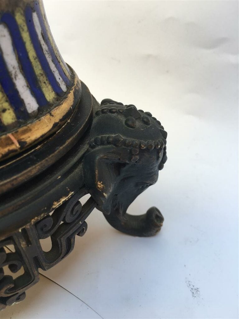 VASE EN EMAUX CLOISONNES MONTE EN LAMPE - Décor aux fleurs et rinceaux sur fond…