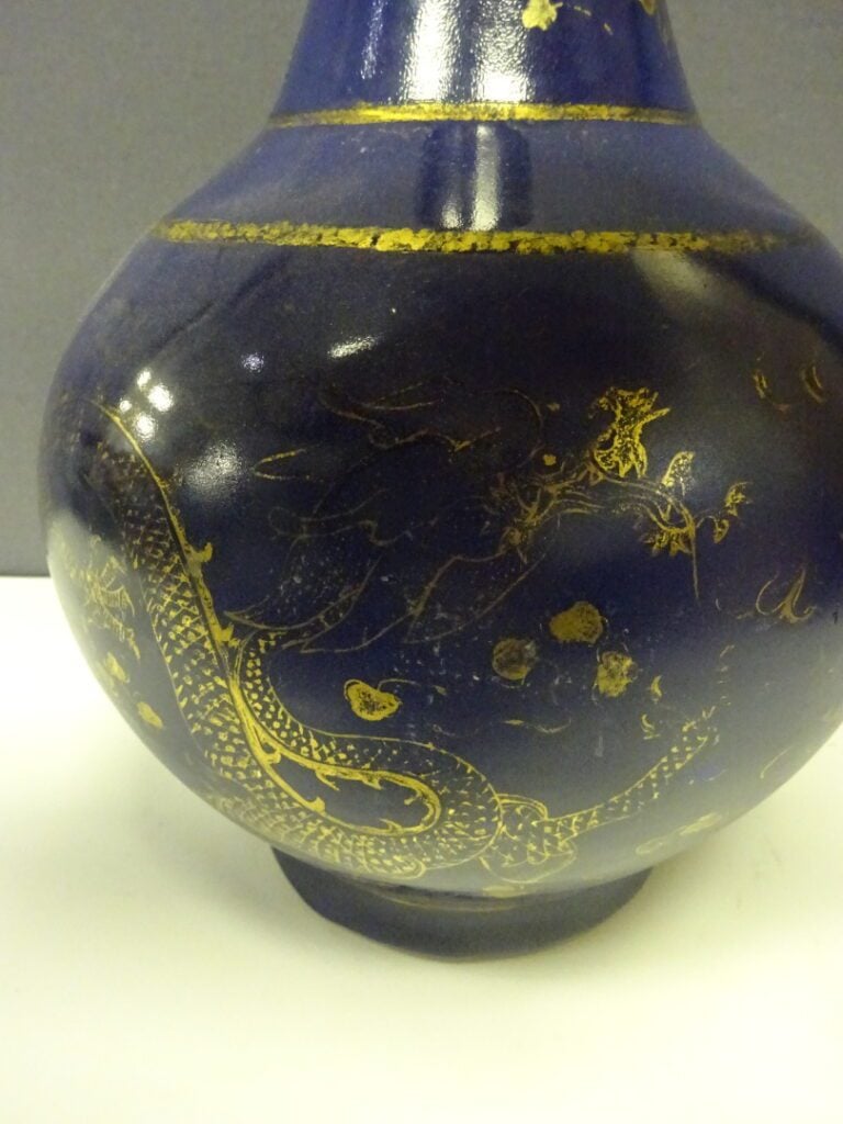 [-] VASE EN FORME DE SPHERE CELESTE EN PORCELAINE BLEU NUIT ET OR, TIANQIUPING…