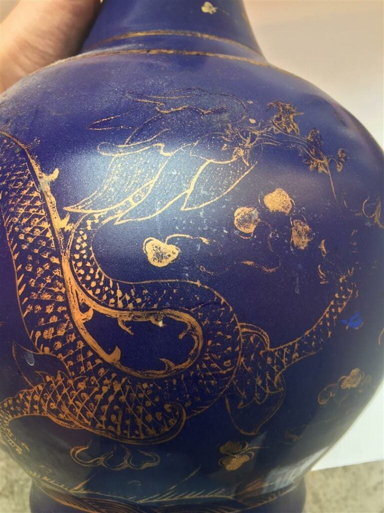 [-] VASE EN FORME DE SPHERE CELESTE EN PORCELAINE BLEU NUIT ET OR, TIANQIUPING…