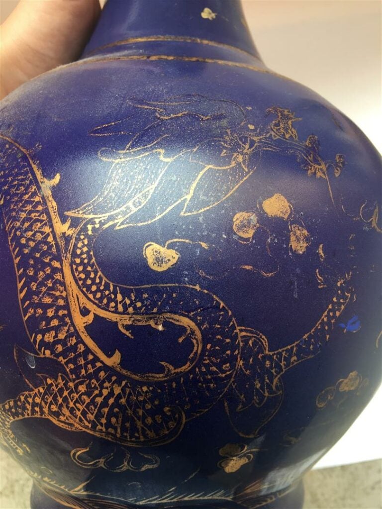 [-] VASE EN FORME DE SPHERE CELESTE EN PORCELAINE BLEU NUIT ET OR, TIANQIUPING…