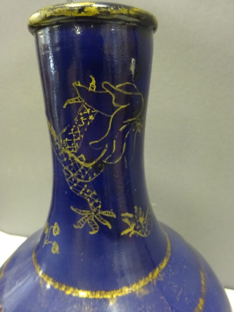 [-] VASE EN FORME DE SPHERE CELESTE EN PORCELAINE BLEU NUIT ET OR, TIANQIUPING…
