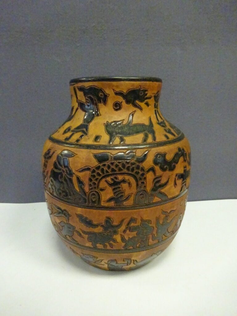 VASE EN GRES DANS LE GOUT DE BIEN HOA - Vietnam, - Décor sur fond rouge où quat…