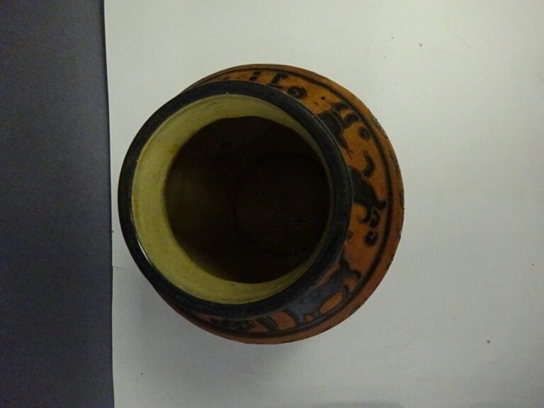 VASE EN GRES DANS LE GOUT DE BIEN HOA - Vietnam, - Décor sur fond rouge où quat…