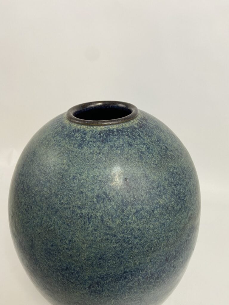 VASE EN GRES DIT YIXING A GLACURE "OEUF DE ROUGE-GORGE" - Chine, - De forme ovo…