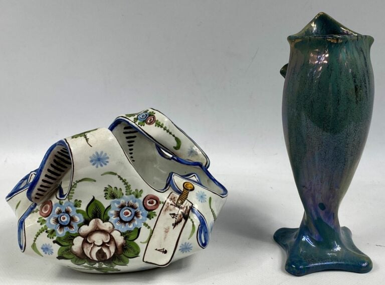Vase en grès émaillé bleu irisé à bords étirés, orné d'un papillon en relief -…