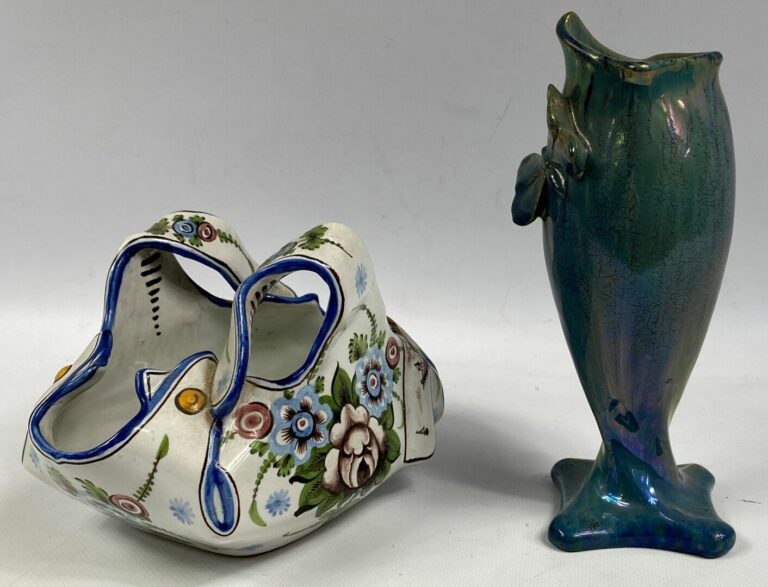 Vase en grès émaillé bleu irisé à bords étirés, orné d'un papillon en relief -…