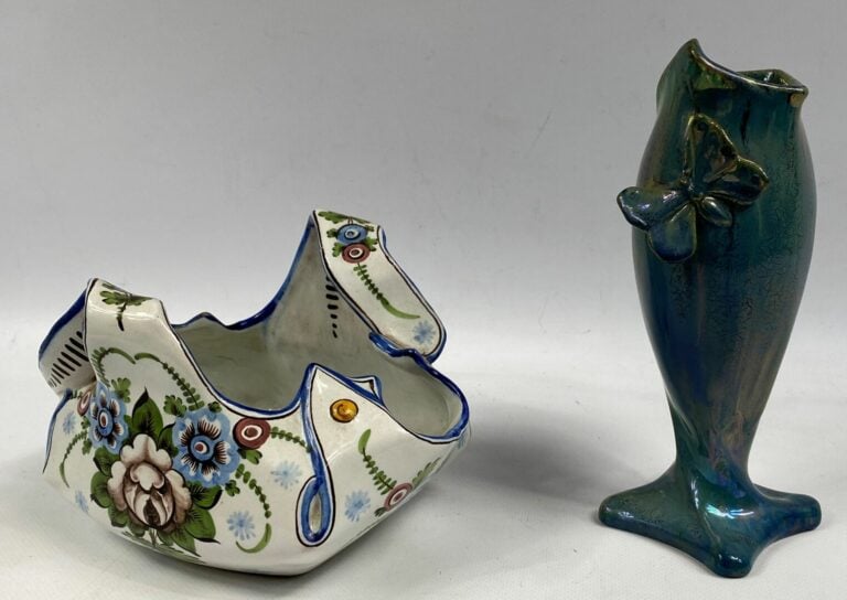 Vase en grès émaillé bleu irisé à bords étirés, orné d'un papillon en relief -…