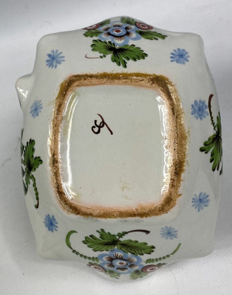 Vase en grès émaillé bleu irisé à bords étirés, orné d'un papillon en relief -…