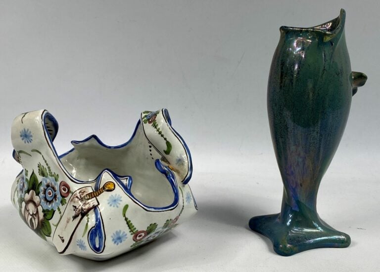 Vase en grès émaillé bleu irisé à bords étirés, orné d'un papillon en relief -…