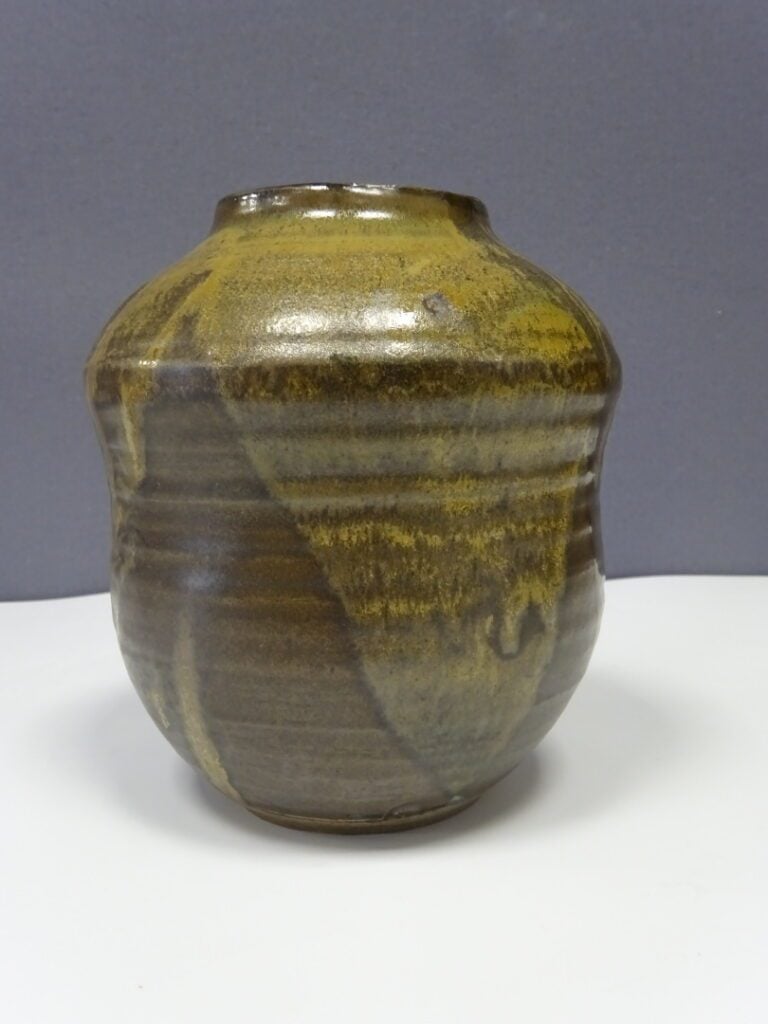 [-] VASE EN GRES EMAILLE DE BIZEN (?) - Japon - infimes éclats - H: 17,5 cm - D…