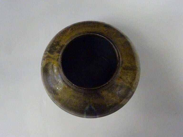 [-] VASE EN GRES EMAILLE DE BIZEN (?) - Japon - infimes éclats - H: 17,5 cm - D…