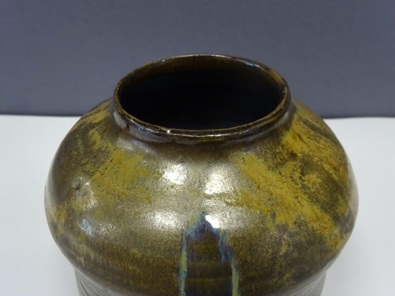 [-] VASE EN GRES EMAILLE DE BIZEN (?) - Japon - infimes éclats - H: 17,5 cm - D…