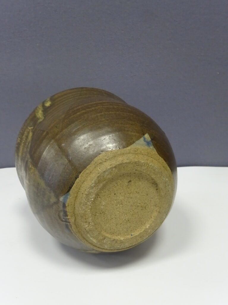 [-] VASE EN GRES EMAILLE DE BIZEN (?) - Japon - infimes éclats - H: 17,5 cm - D…