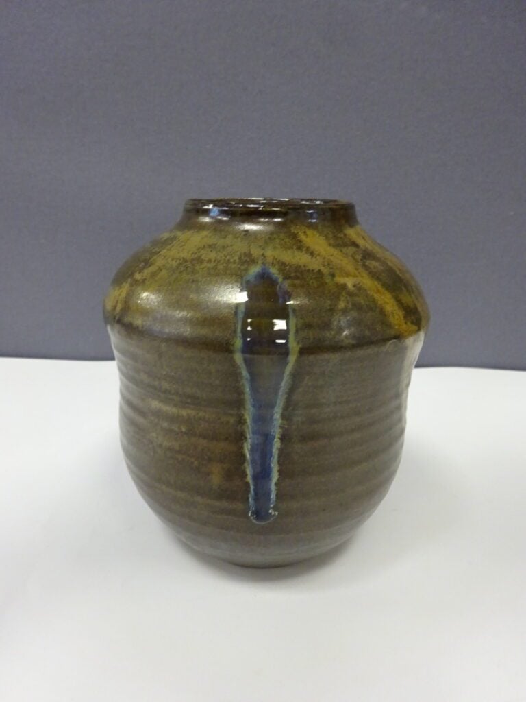 [-] VASE EN GRES EMAILLE DE BIZEN (?) - Japon - infimes éclats - H: 17,5 cm - D…