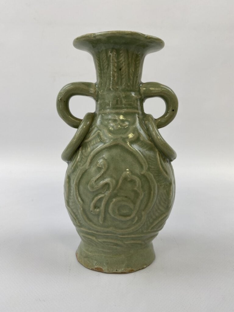 VASE EN GRES PORCELAINEUX MOULE A COUVERTE CELADON - Chine, Epoque XXe siècle -…