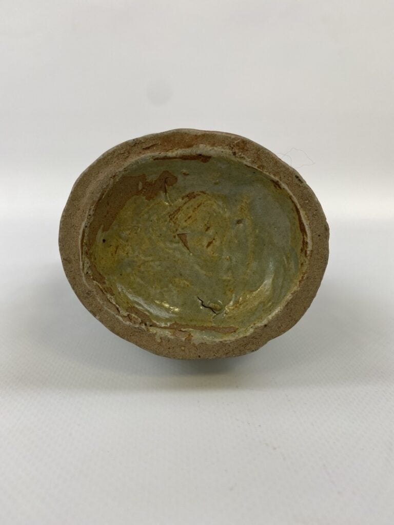 VASE EN GRES PORCELAINEUX MOULE A COUVERTE CELADON - Chine, Epoque XXe siècle -…