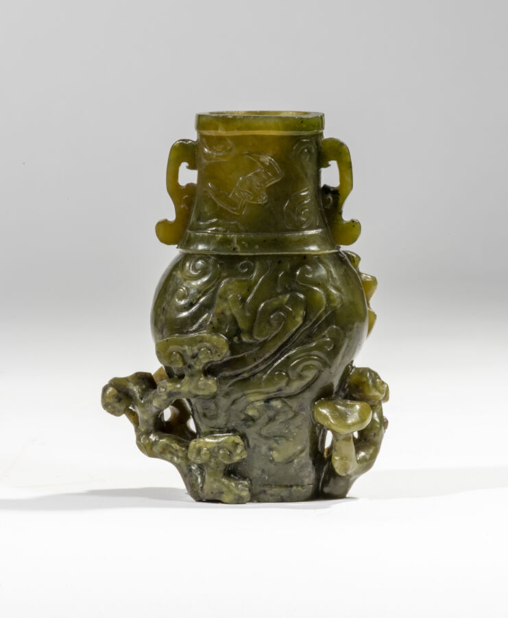 Vase en jade vert épinard sculpté dans le style archaïque, à décor de volutes,…