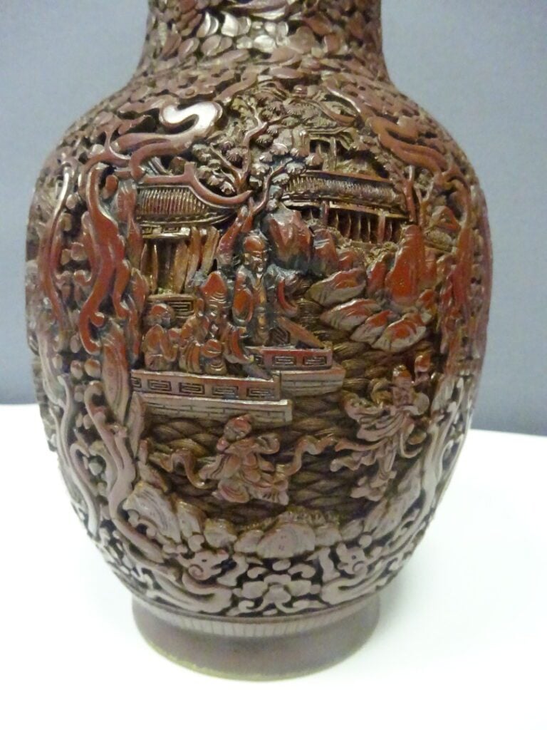 [-] VASE EN LAQUE DE CINABRE SCULPTE - Chine, - A décor couvrant de rinceaux fl…