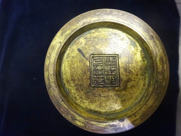 [-] VASE EN LAQUE DE CINABRE SCULPTE - Chine, - A décor couvrant de rinceaux fl…