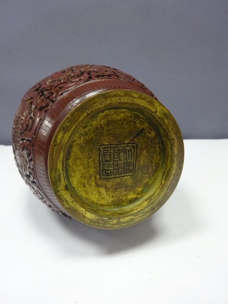 [-] VASE EN LAQUE DE CINABRE SCULPTE - Chine, - A décor couvrant de rinceaux fl…