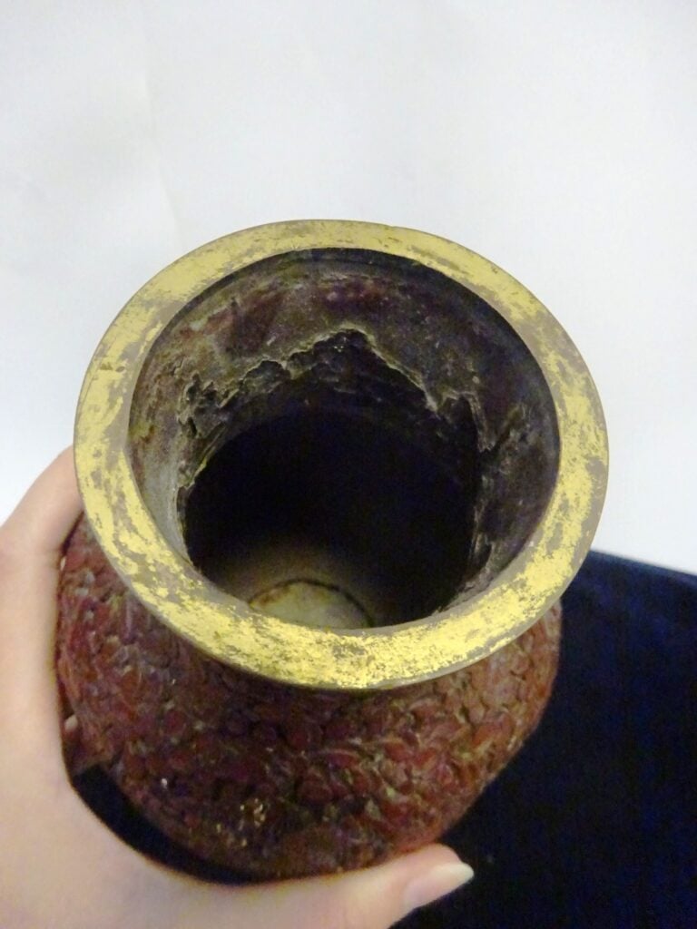 [-] VASE EN LAQUE DE CINABRE SCULPTE - Chine, - A décor couvrant de rinceaux fl…