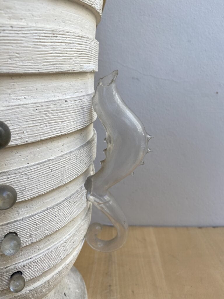 Vase en plâtre à décor de rainures horizontales, garniture en verre formant en…