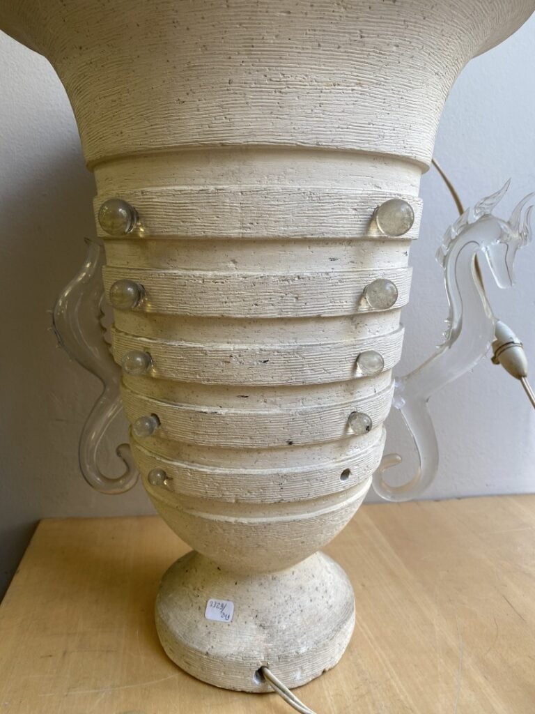 Vase en plâtre à décor de rainures horizontales, garniture en verre formant en…