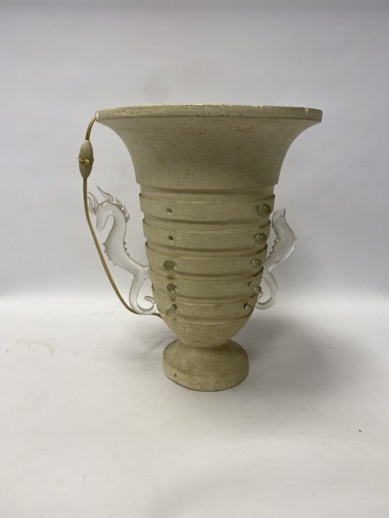 Vase en plâtre à décor de rainures horizontales, garniture en verre formant en…