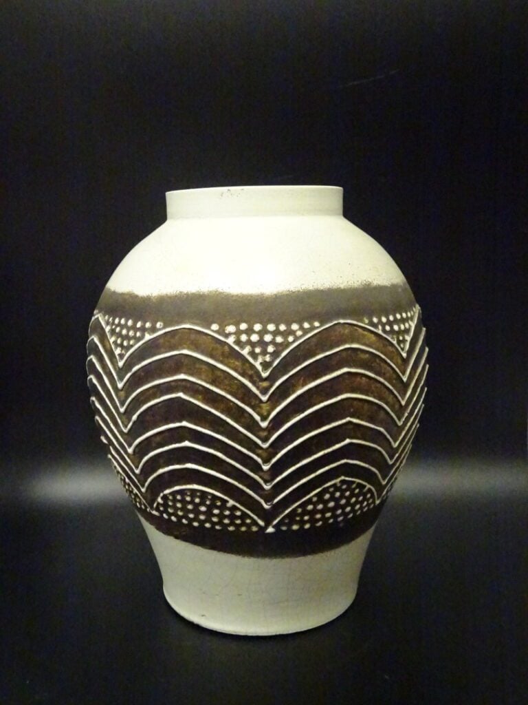 Vase en platre à glaçure blanche craquelée, à décor géométrique (percé, éclat).…