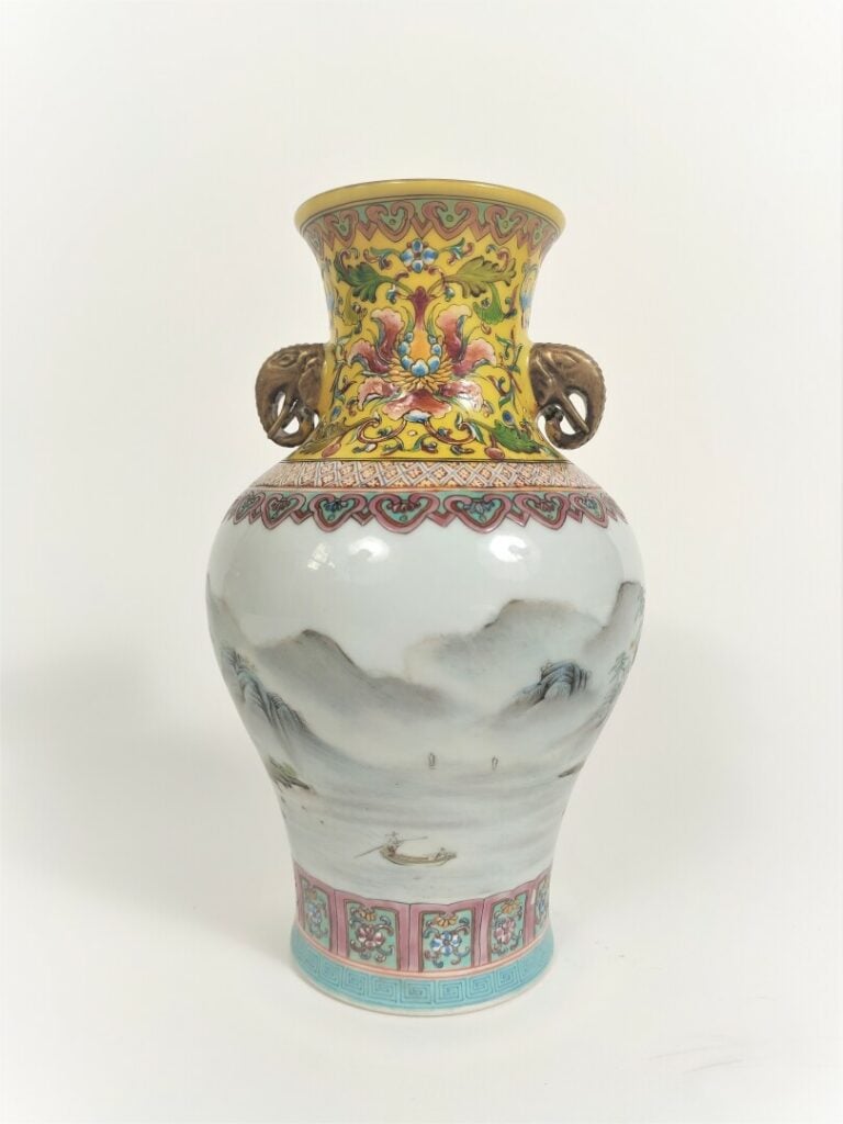 VASE EN PORCELAINE A DECOR EMAILLE POLYCHROME DANS LE STYLE DE LA FAMILLE ROSE…