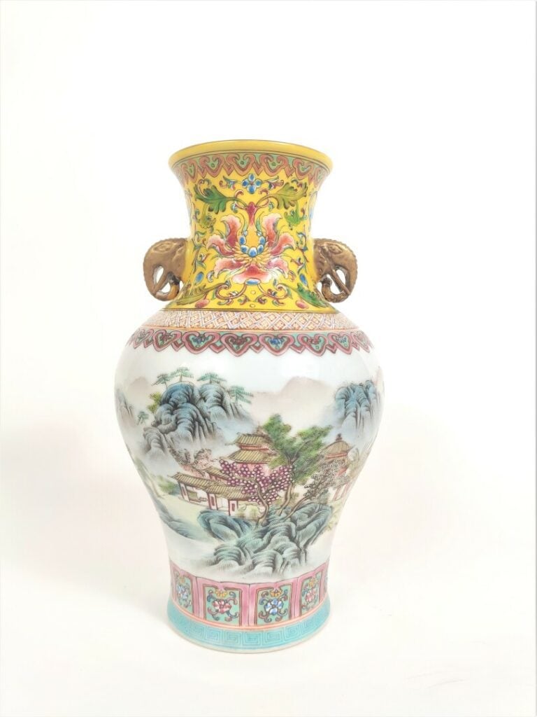VASE EN PORCELAINE A DECOR EMAILLE POLYCHROME DANS LE STYLE DE LA FAMILLE ROSE…