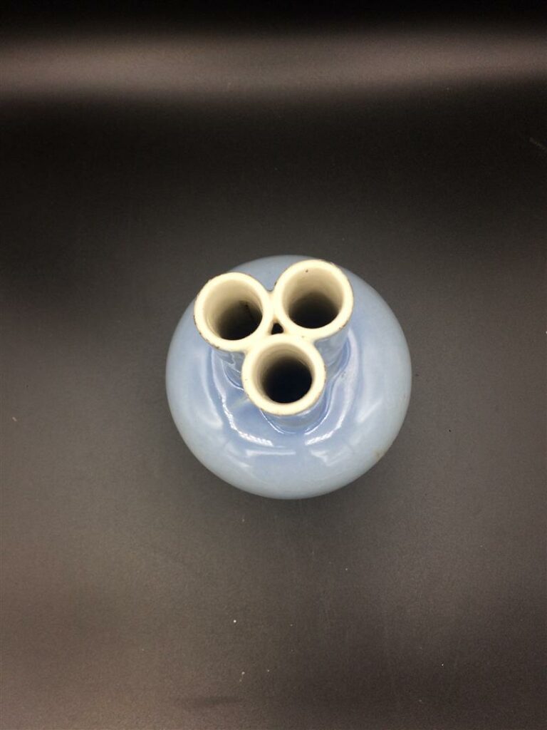 Vase en porcelaine à fond bleu clair, le col trilobé. - Marque en creux au dess…