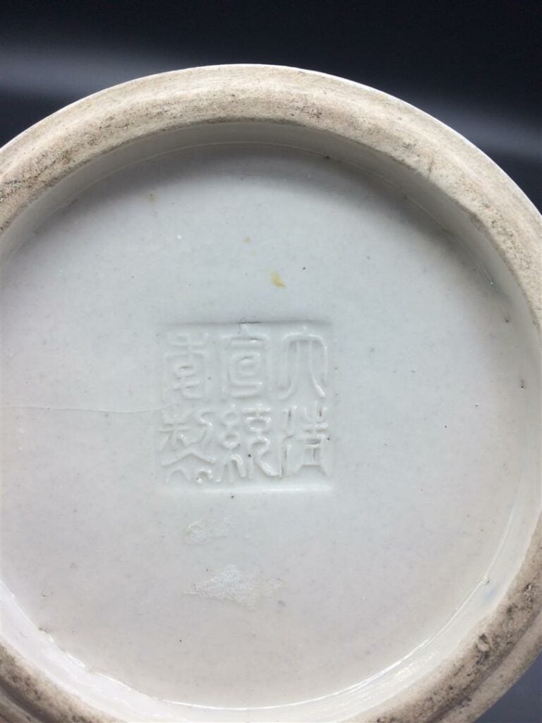 Vase en porcelaine à fond bleu clair, le col trilobé. - Marque en creux au dess…