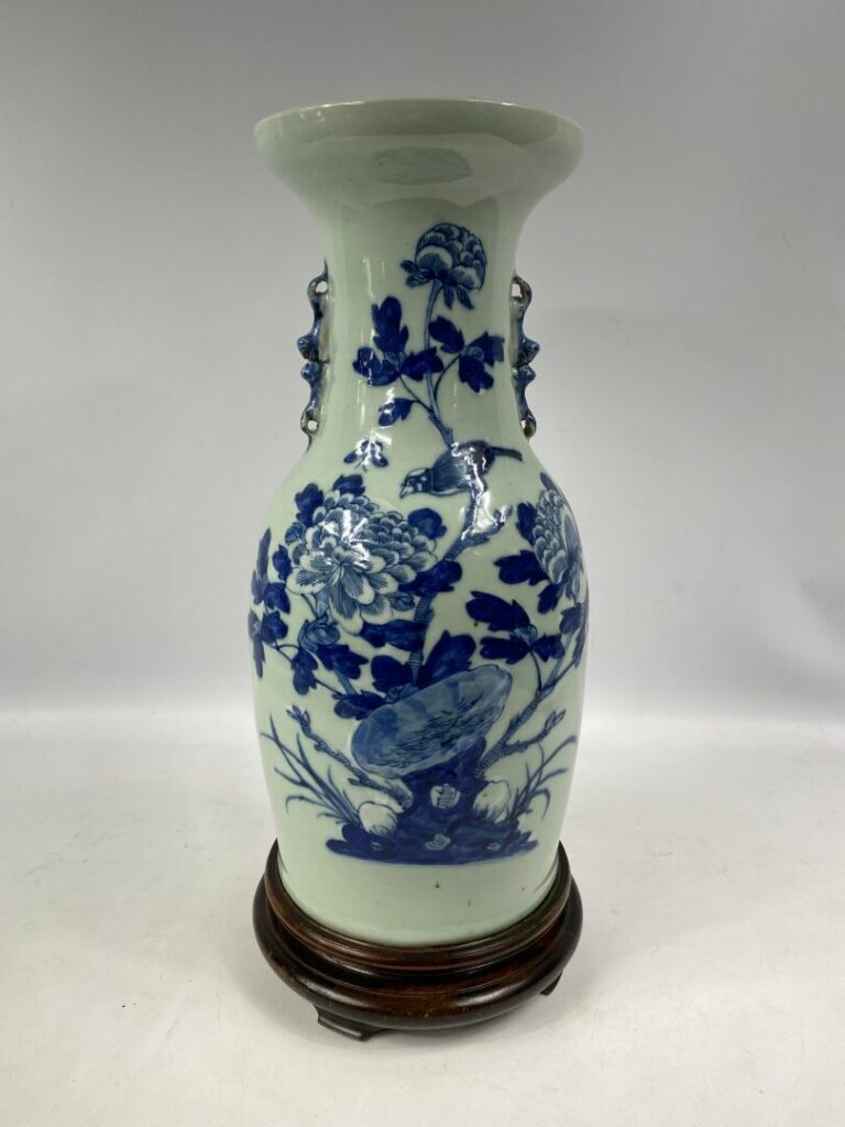 Vase en porcelaine bleu blanc - Chine - Décor aux fleurs et anses aux écureuils…