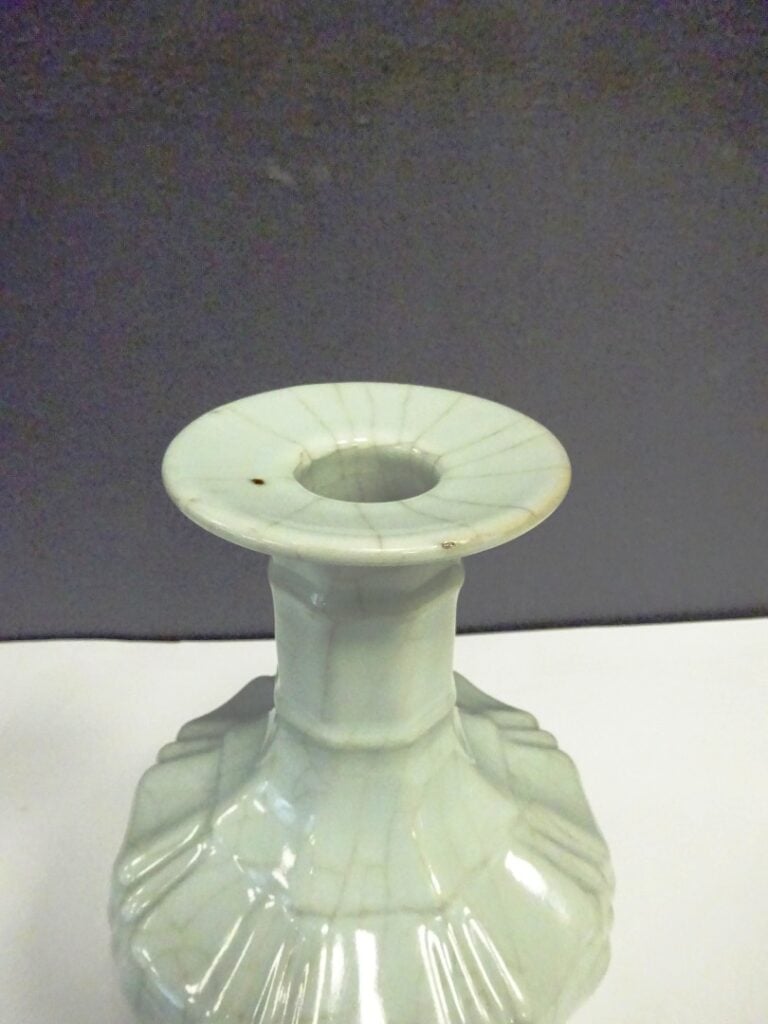 [-] VASE EN PORCELAINE CELADON CRAQUELE - Chine - Reposant sur un court pied oc…