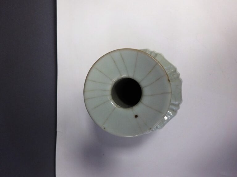 [-] VASE EN PORCELAINE CELADON CRAQUELE - Chine - Reposant sur un court pied oc…