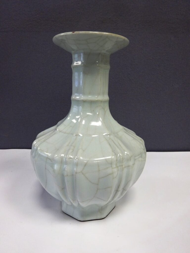 [-] VASE EN PORCELAINE CELADON CRAQUELE - Chine - Reposant sur un court pied oc…