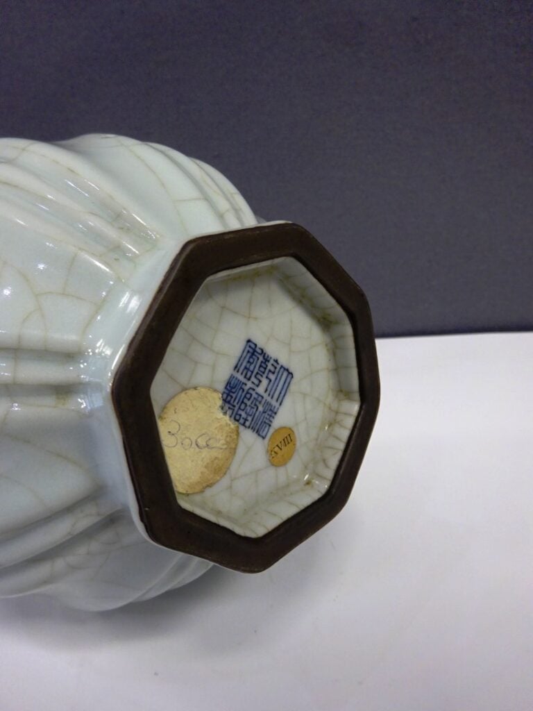 [-] VASE EN PORCELAINE CELADON CRAQUELE - Chine - Reposant sur un court pied oc…