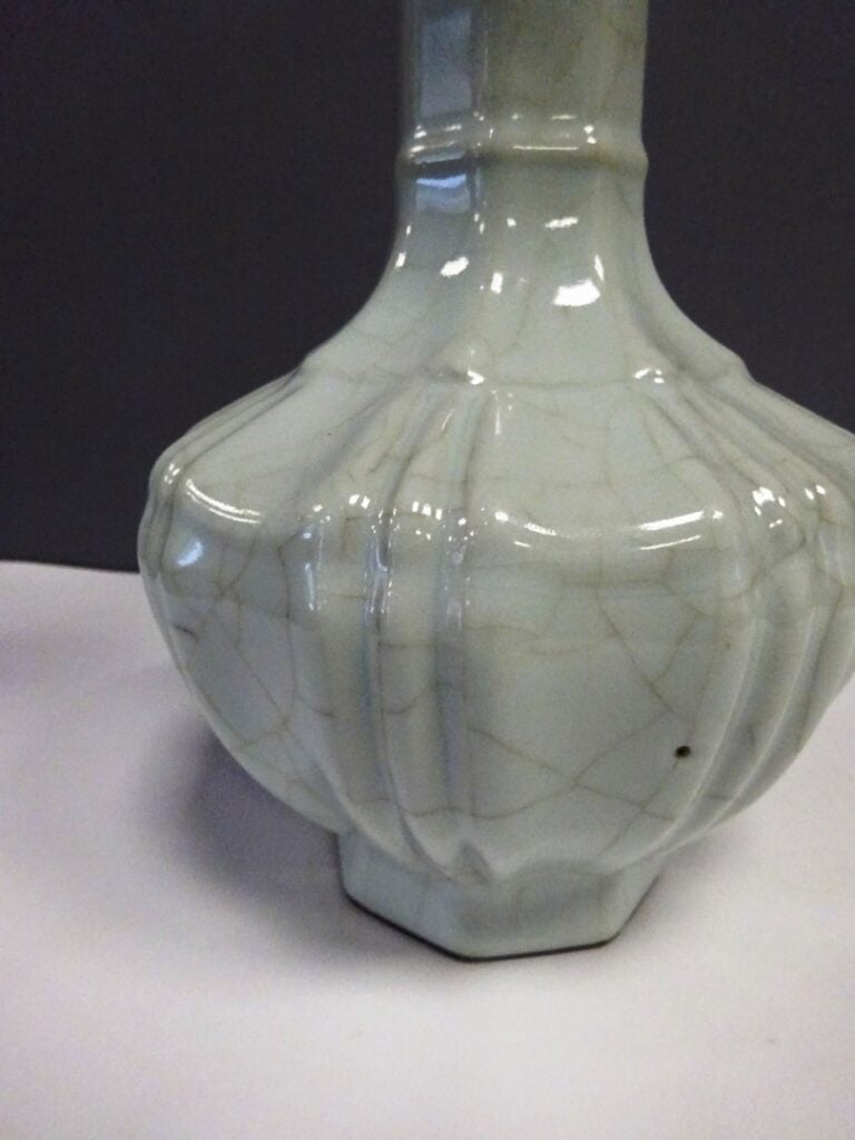 [-] VASE EN PORCELAINE CELADON CRAQUELE - Chine - Reposant sur un court pied oc…