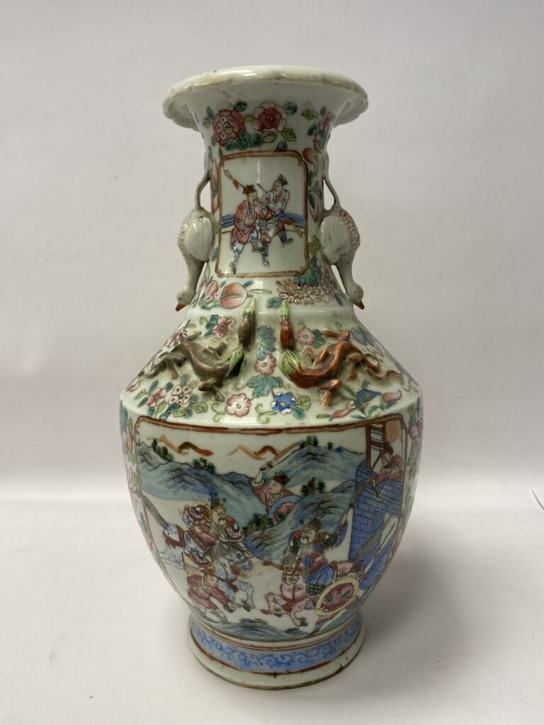 Vase en porcelaine dans le goût de Canton, à décor de personnages dans des inté…