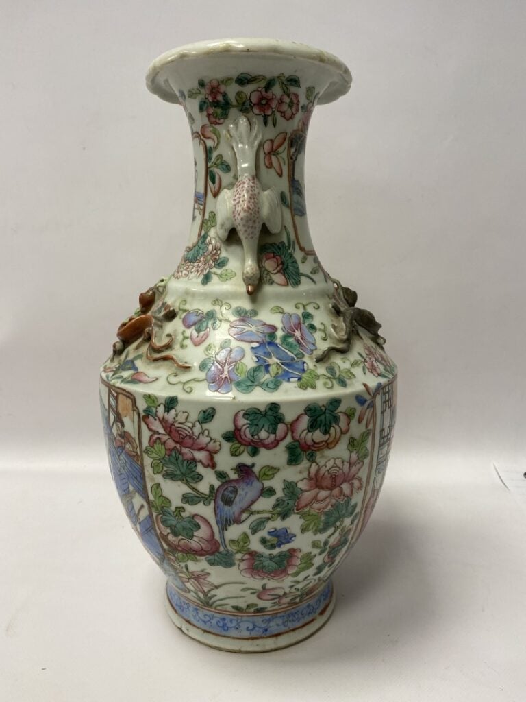 Vase en porcelaine dans le goût de Canton, à décor de personnages dans des inté…