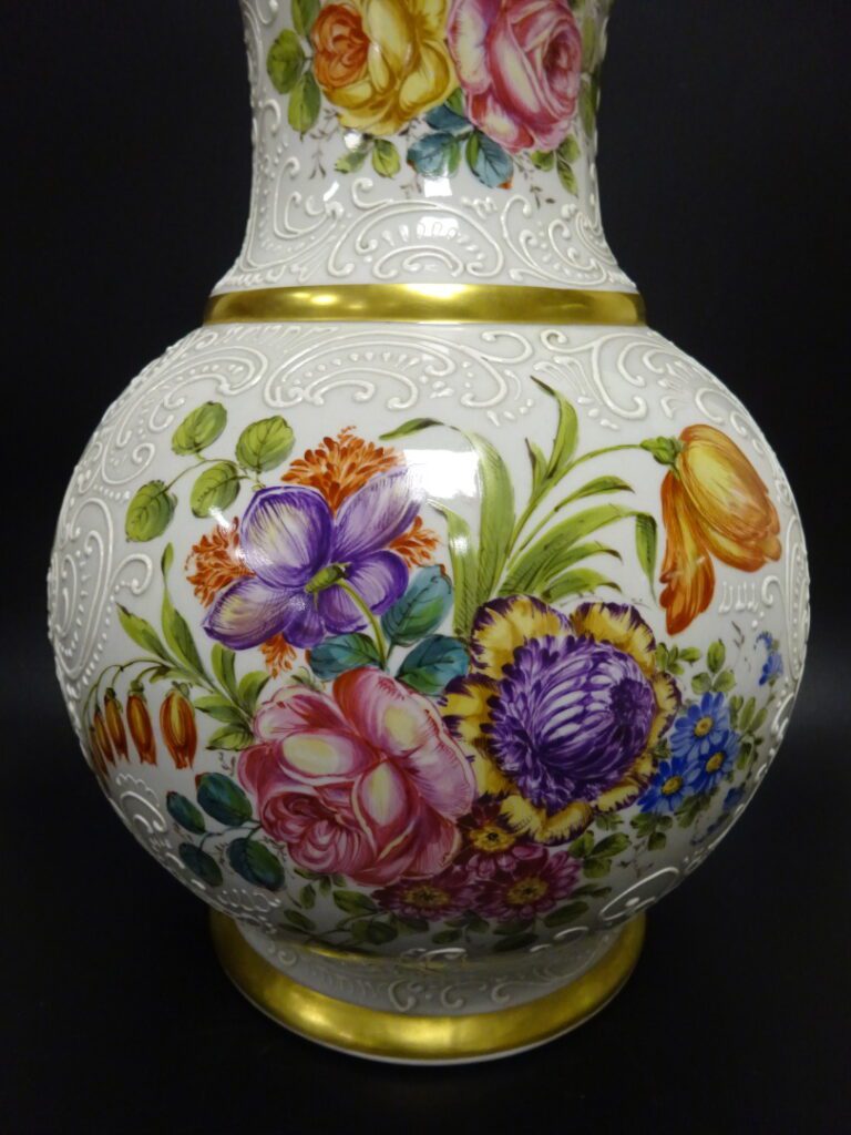 Vase en porcelaine de forme balustre, à décor peint polychrome de fleurs sur fo…