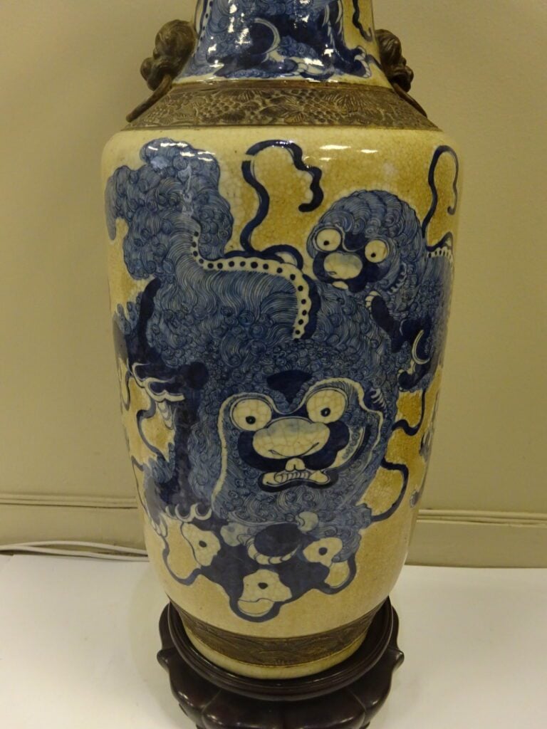 VASE EN PORCELAINE DE NANKIN A DECOR DE CHIENS DE FO - Chine, - De forme queue…