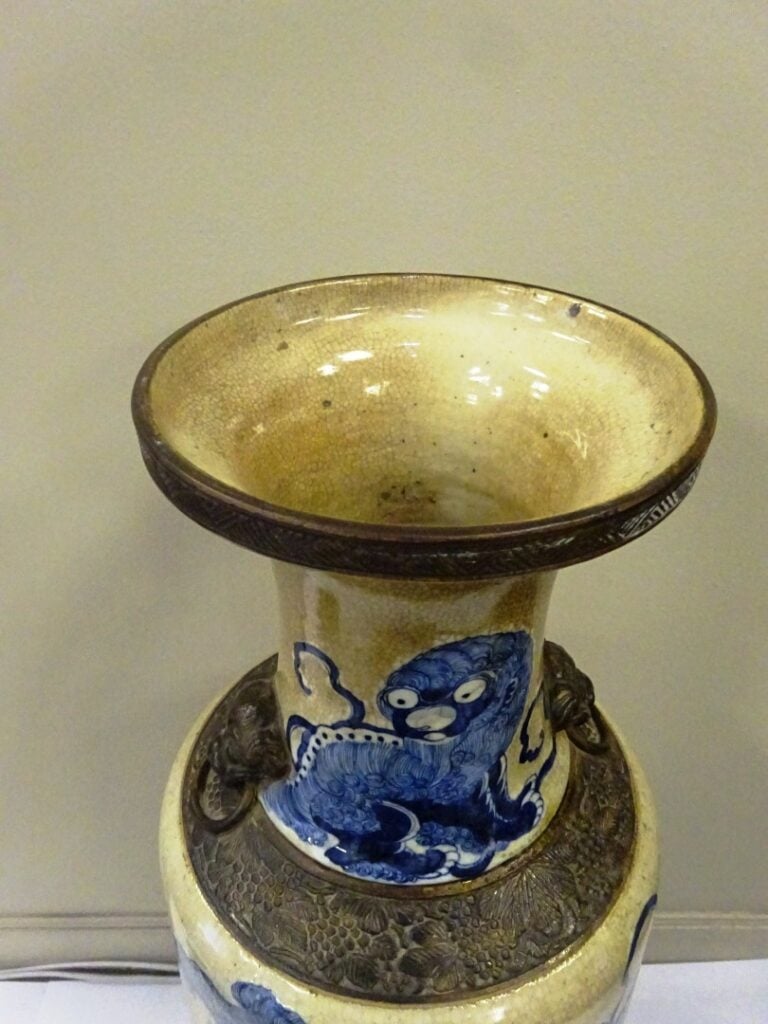 VASE EN PORCELAINE DE NANKIN A DECOR DE CHIENS DE FO - Chine, - De forme queue…
