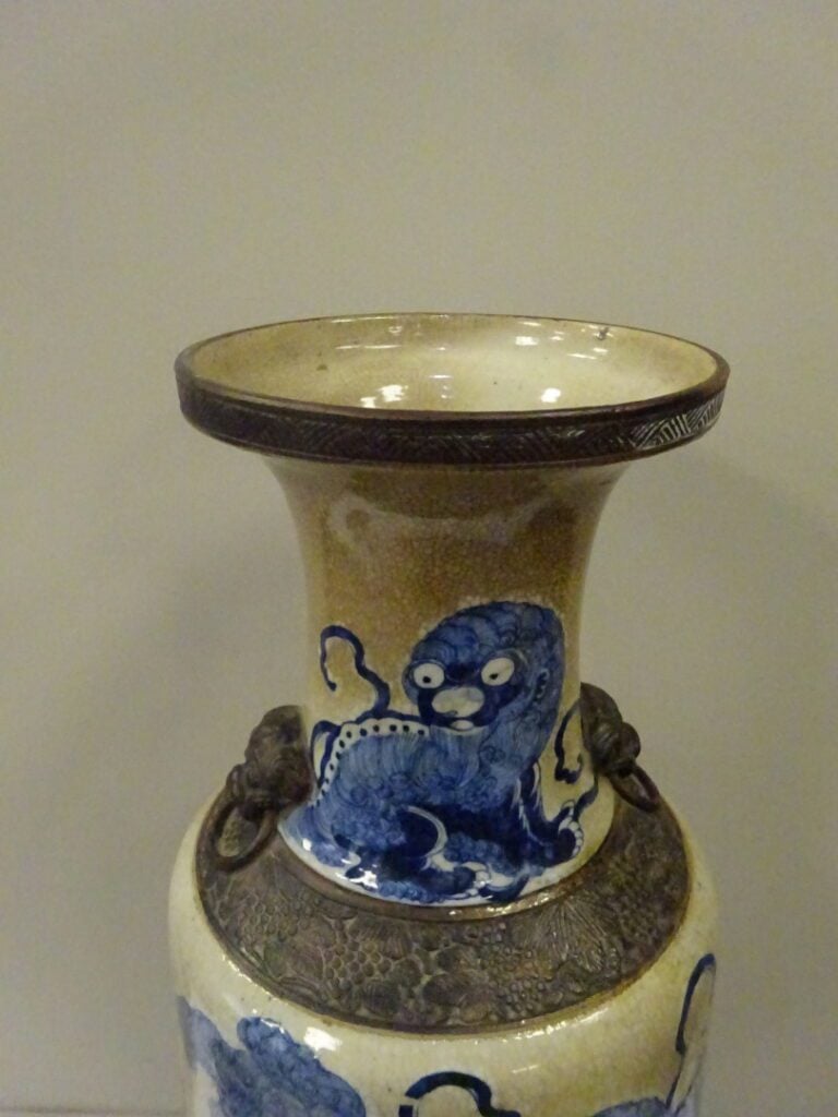 VASE EN PORCELAINE DE NANKIN A DECOR DE CHIENS DE FO - Chine, - De forme queue…