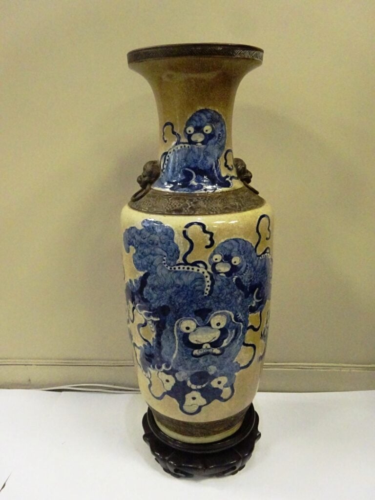 VASE EN PORCELAINE DE NANKIN A DECOR DE CHIENS DE FO - Chine, - De forme queue…
